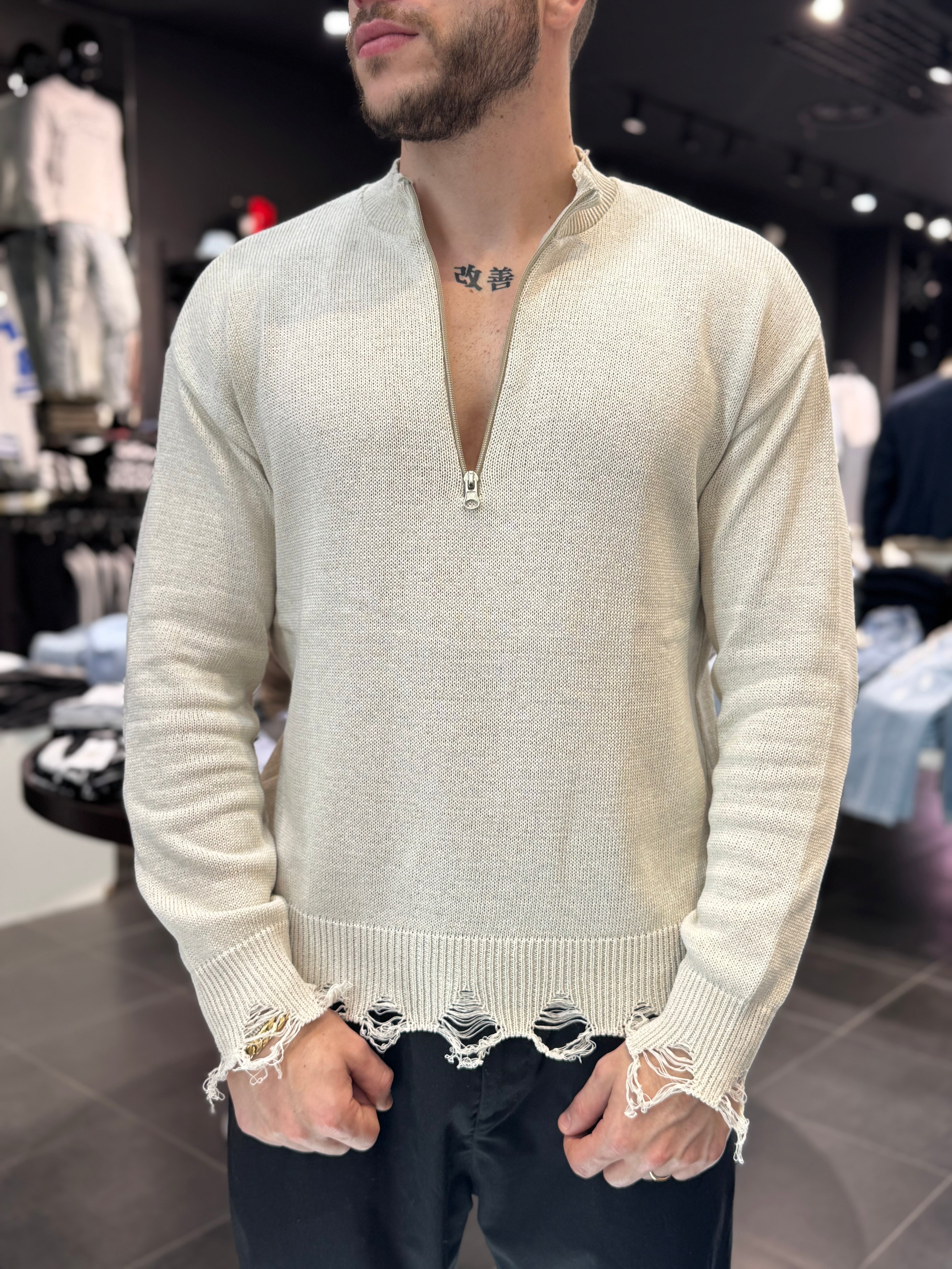 Maglia con Zip e Rotture