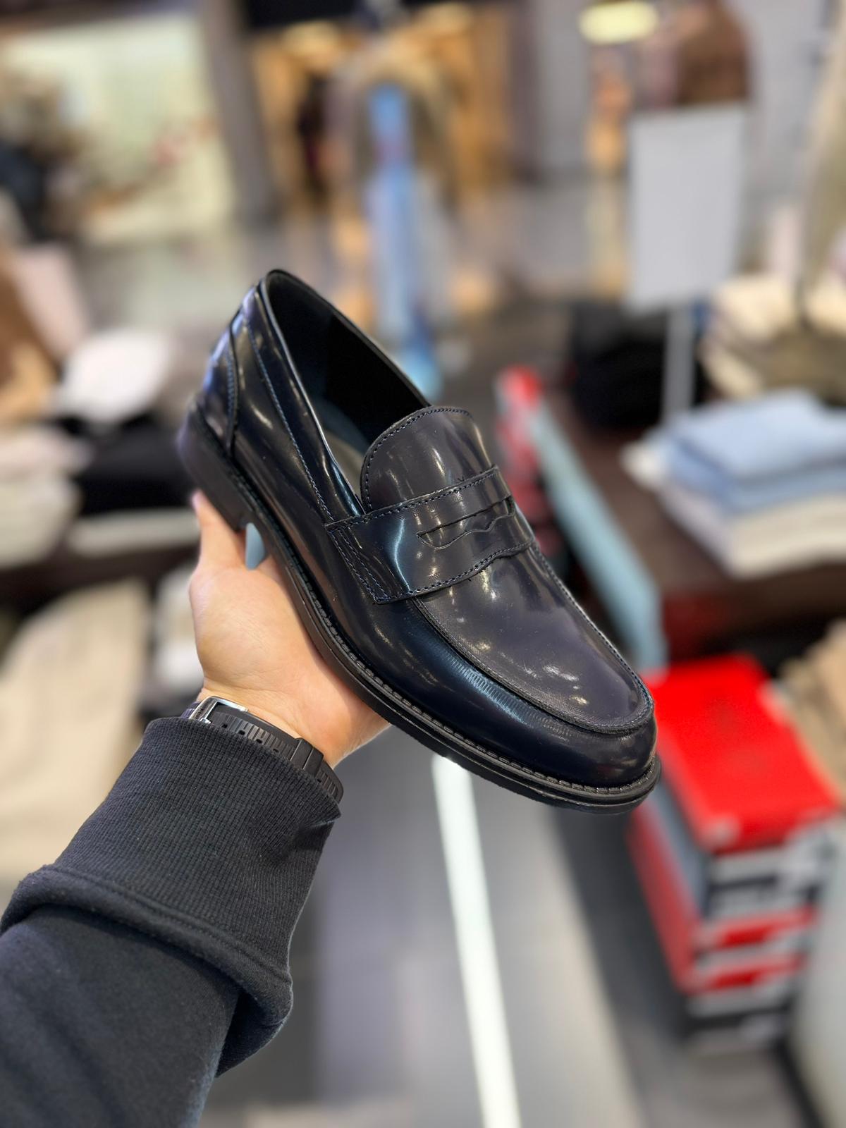 Mocassino in pelle lucida con mascherina